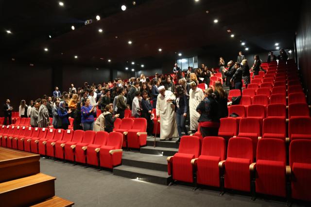 Arrivée dans l'amphithéâtre des anciens combattants